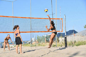 Attacco allenamento femminile beach volley