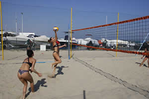 Attacco durante una partita di beach volley