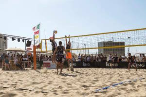 Azione torneo beach volley