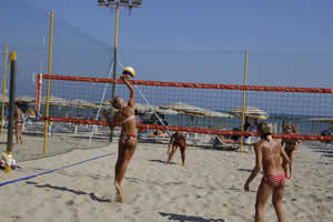 Partita di beach volley femminile