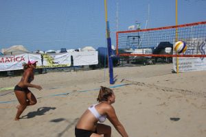 Ricezione durante un torneo di beach volley